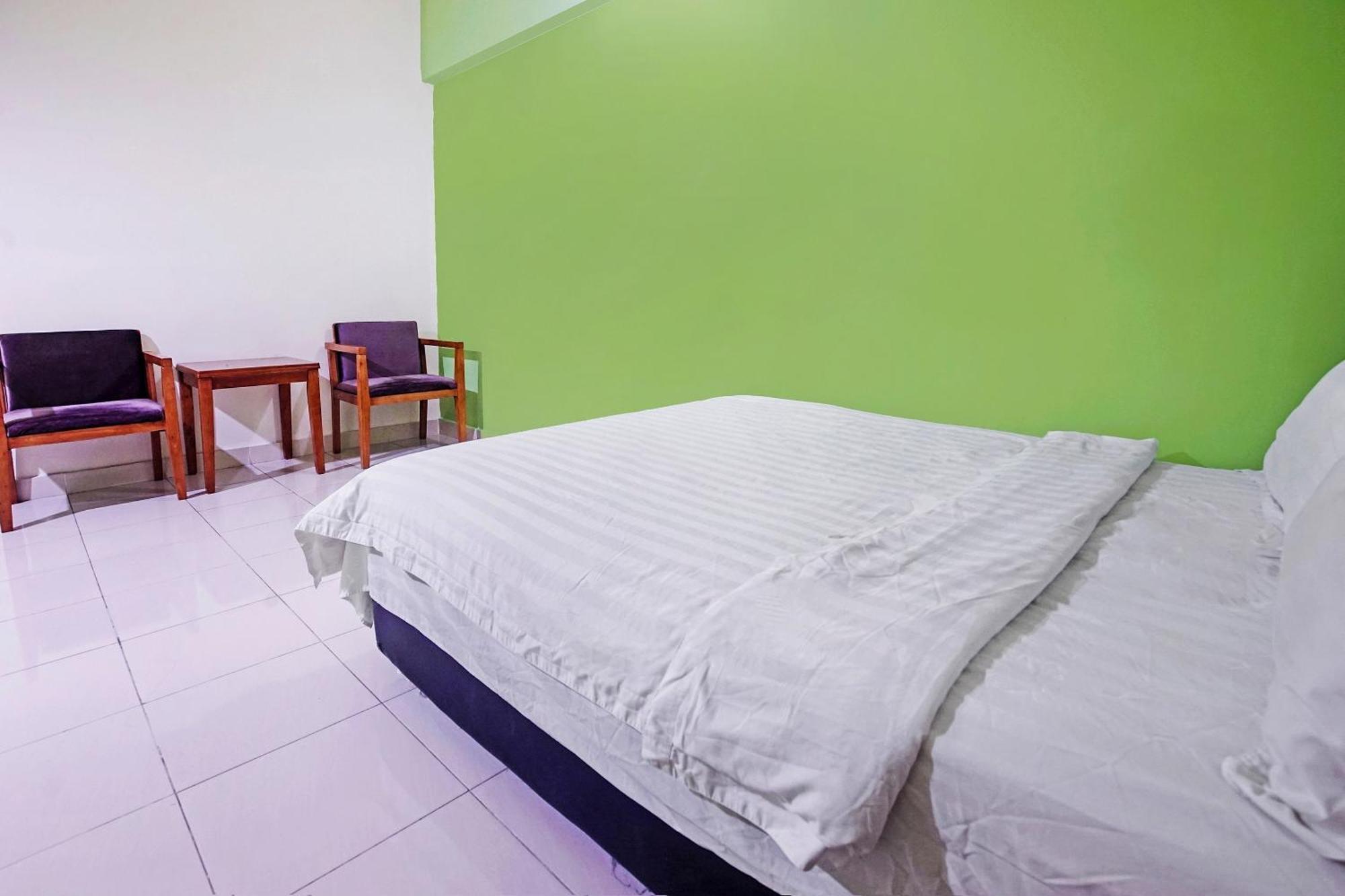Hotel Night Queen Salak Tinggi Sepang Extérieur photo