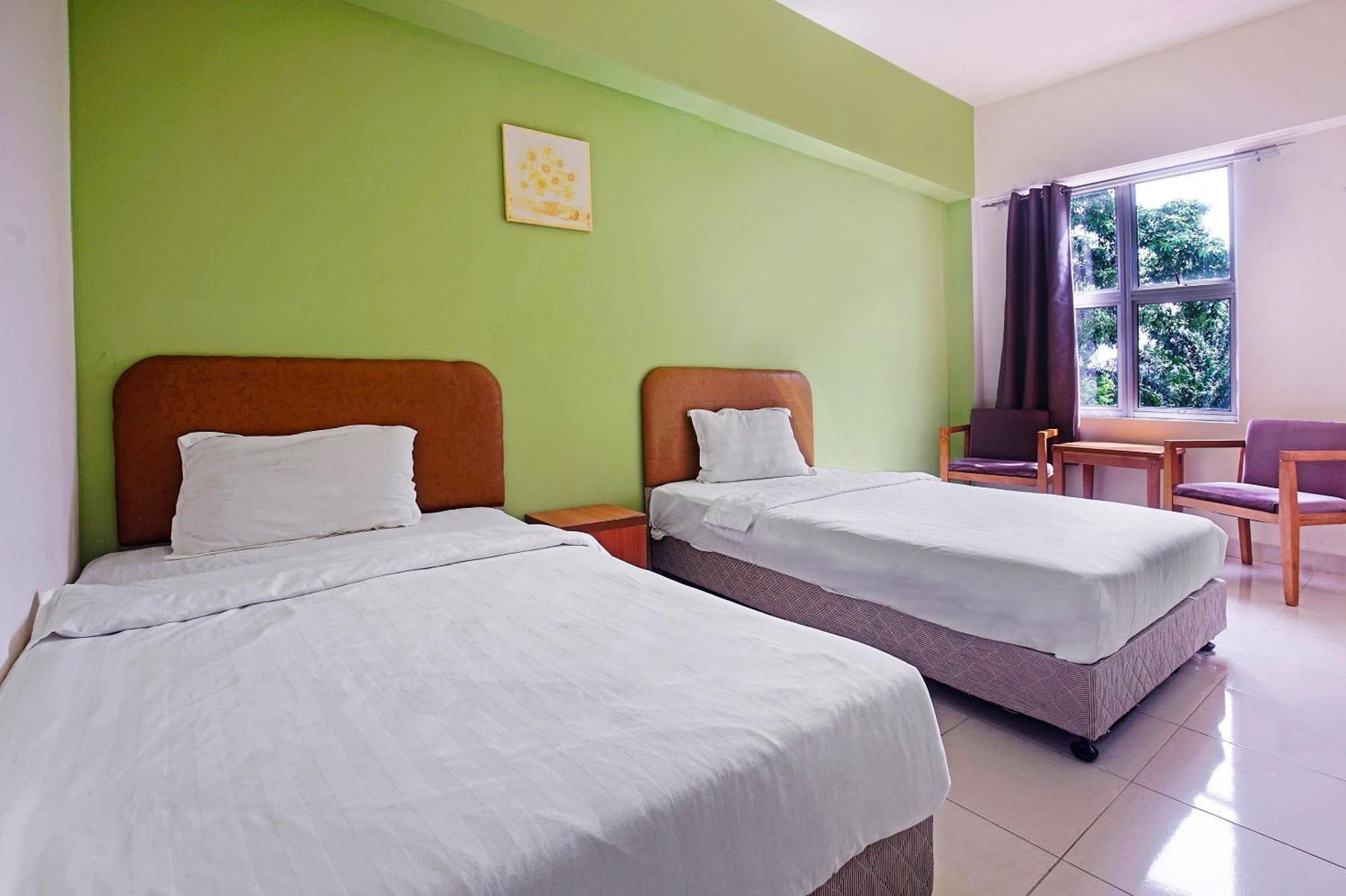 Hotel Night Queen Salak Tinggi Sepang Extérieur photo