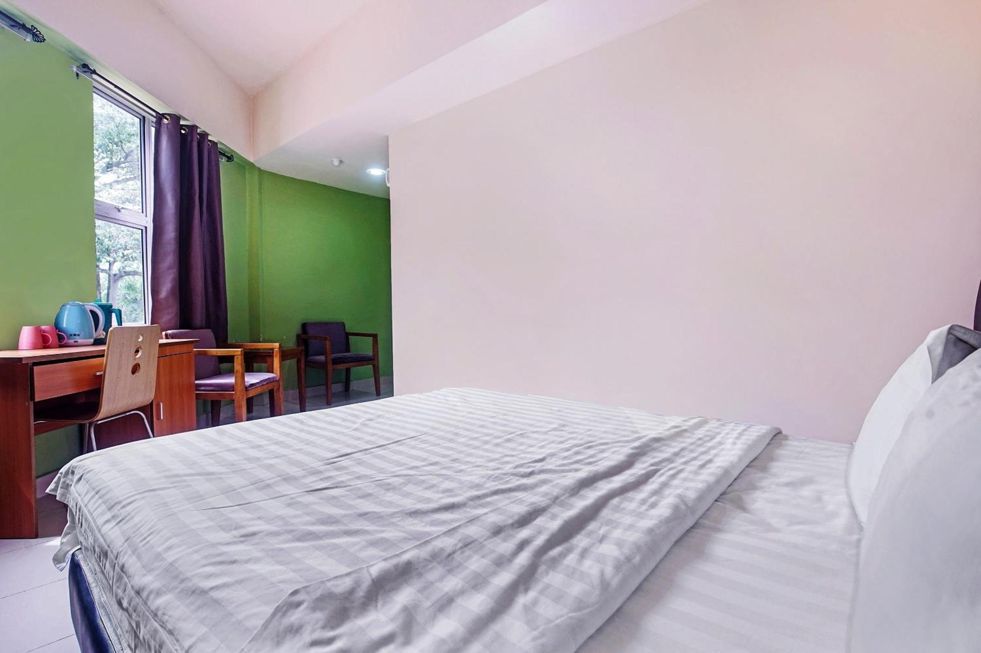 Hotel Night Queen Salak Tinggi Sepang Extérieur photo
