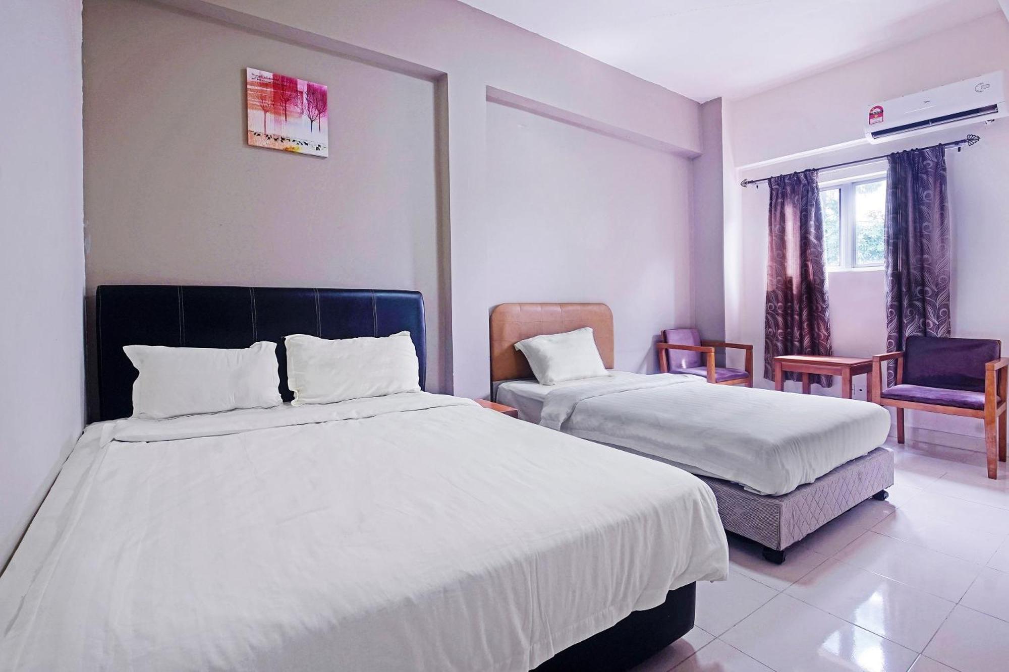 Hotel Night Queen Salak Tinggi Sepang Extérieur photo