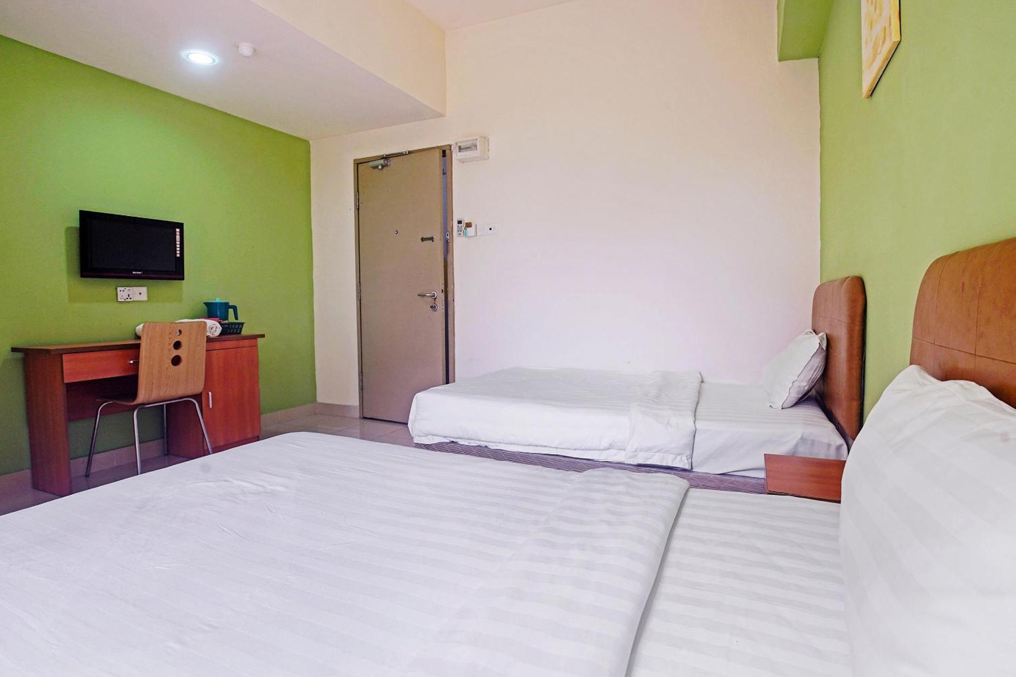 Hotel Night Queen Salak Tinggi Sepang Extérieur photo