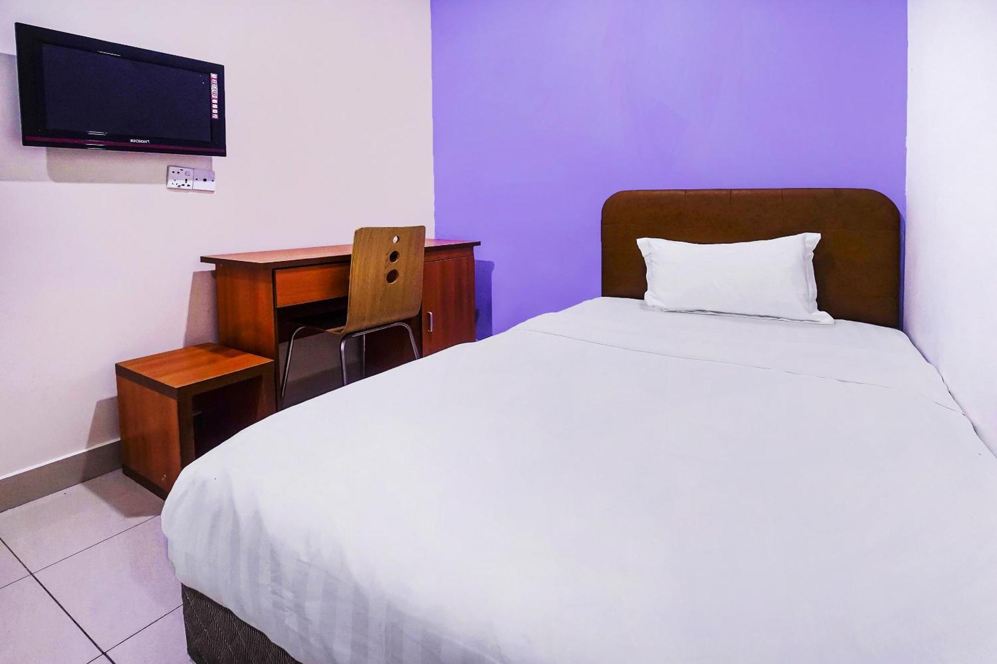 Hotel Night Queen Salak Tinggi Sepang Extérieur photo