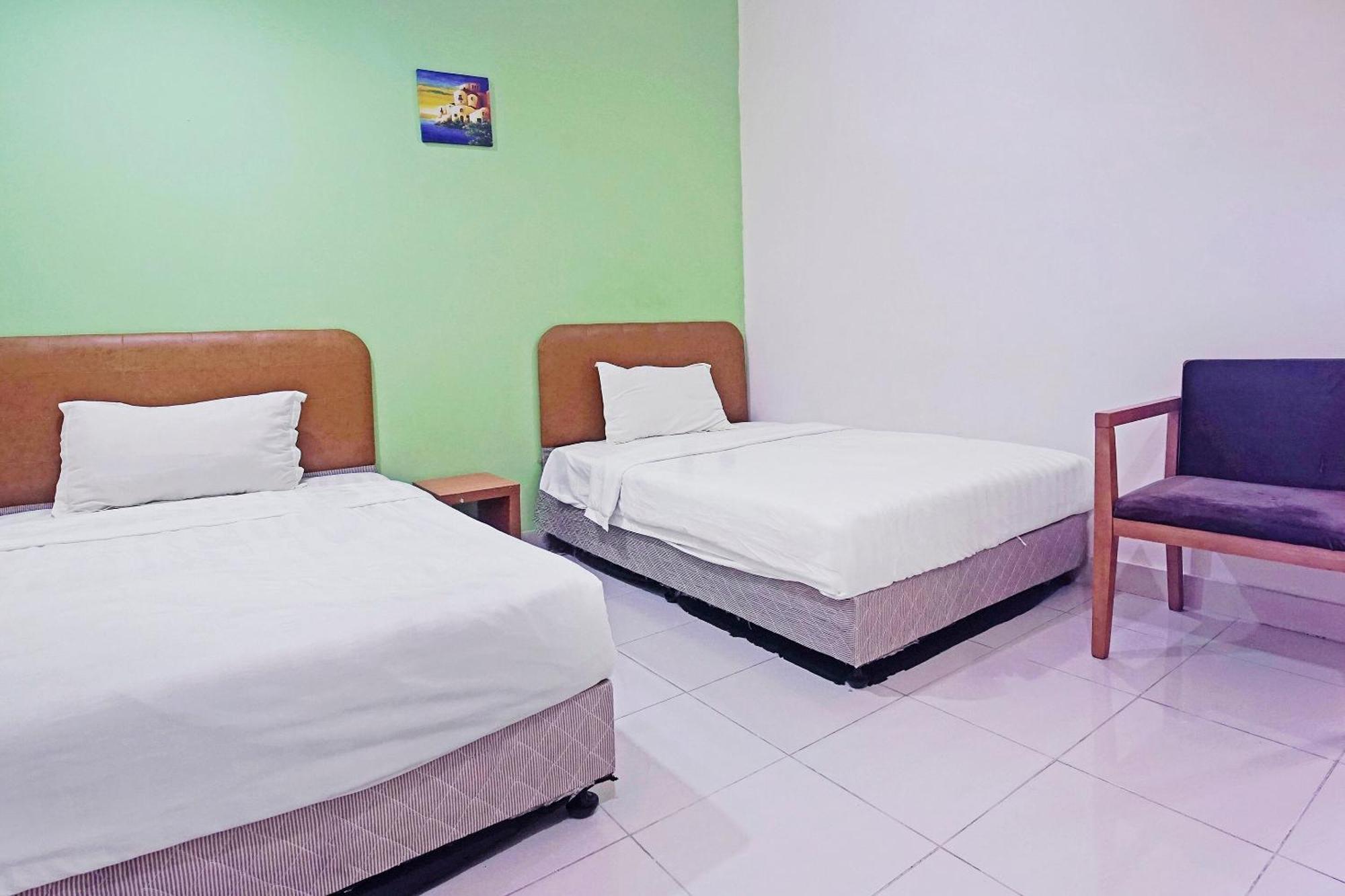 Hotel Night Queen Salak Tinggi Sepang Extérieur photo