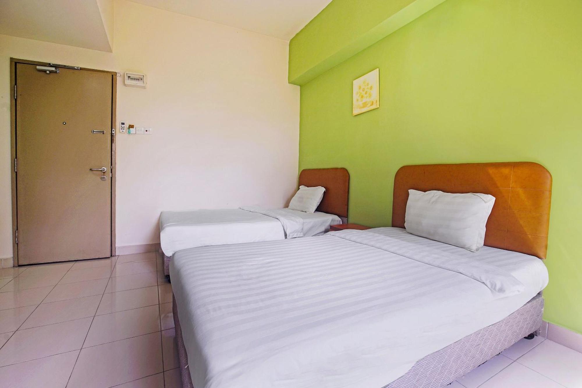 Hotel Night Queen Salak Tinggi Sepang Extérieur photo