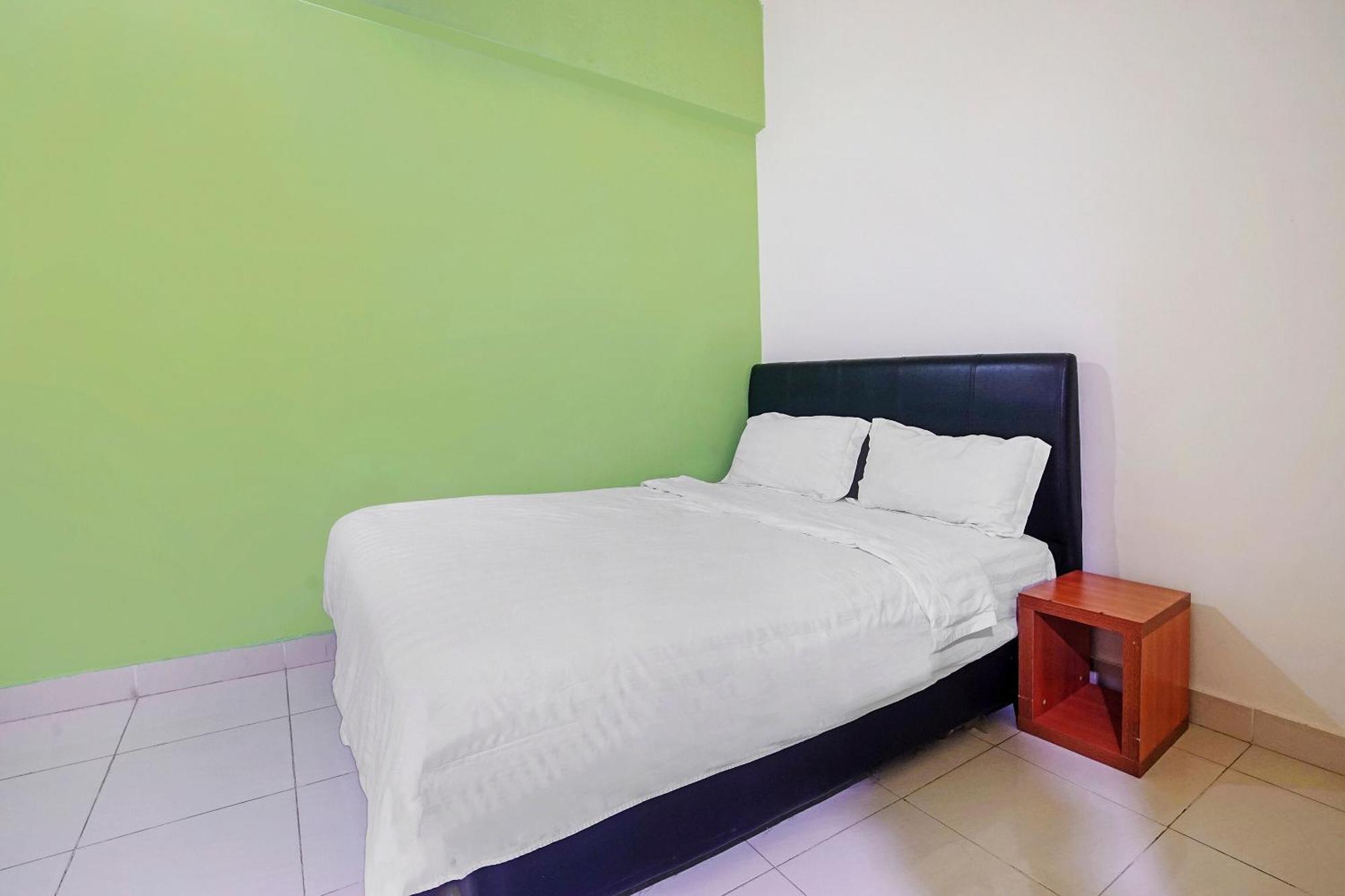 Hotel Night Queen Salak Tinggi Sepang Extérieur photo